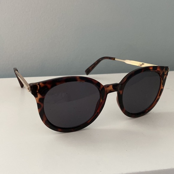 Sunglasses - Picture 3 of 5